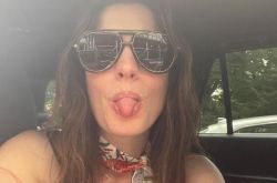 安妮海瑟薇绝美片场照曝光 Jared Leto看不出快50岁