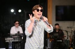 萧煌奇直播音乐会庆45岁生日 神秘嘉宾坐轮椅现身催泪