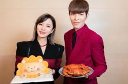 丁当和萧敬腾穿情侣装 狮子碰撞大闸蟹飙嗓