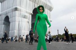 卡迪B超浮夸登时装周 卡老师神奇天线宝宝