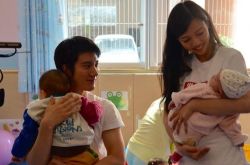 王力宏身价10亿做公益 袜子破大洞还在穿