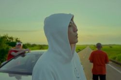 周汤豪克服焦虑变松了 难得半裸入镜成猫奴