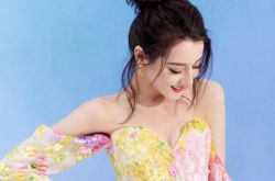 迪丽热巴人间AI脸太美了 深V花瓣装根本仙女下凡