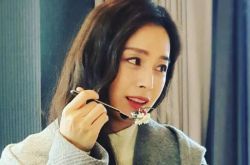 金泰希晒冻龄美照  老公Rain狂发爱心护妻