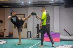 谢霆锋悬空呼拉圈 腰力强劲啊