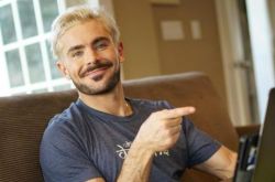 扎克·埃夫隆不当奶油小生 大叔造型很性感