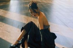 辛芷蕾嫩白香肩全露 近况曝光晒辣照