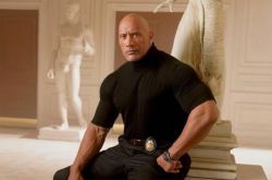 巨石强森宠粉大手笔 送卡车男粉当场感动哭