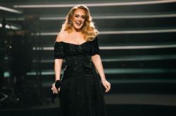 阿黛尔演唱会台上崩溃痛哭 18年恩师惊喜现身