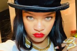 蕾哈娜亲自示范穿搭 自创品牌睡衣太狂