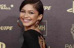 Zendaya红毯性感大露背礼服 致敬了蜘蛛侠反派八爪博士