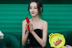 迪丽热巴紧身马甲泄胸 心机妆美到上热搜