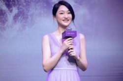 47岁周迅柔雾紫薄纱裙仙气爆棚 深V纤腰齐发逆龄回春