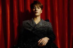 王嘉尔西装重达24公斤 健身好身材不费力