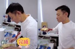 刘德华脱外套白衣惊见一片血红 同部位2度异常怎么了