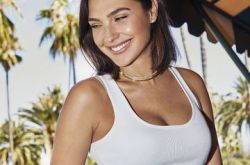 盖尔加朵低胸背心好火辣 与安雅撞同款Tiffany项链没输