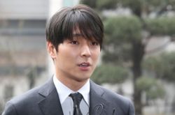 崔钟训上教会被拍 母护儿怒推记者