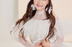 龙千玉推新专辑《九月玫瑰》 披白纱绝美照曝光