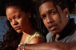 蕾哈娜要当妈了 牵男友街头放闪