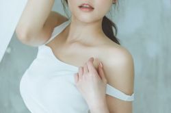 简帼仪Lilian最美设计师 高学历也秀性感胸前开大洞