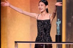 郑好娟得奖台下爆哭 美籍韩裔天后冲上去安慰