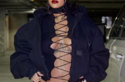 蕾哈娜巴黎炫腹 怀孕照样辣走秀