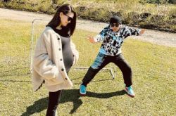 昆凌挺孕肚穿情侣装晒照放闪 曝掌镜人是超大咖天后