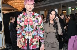 机关枪凯利红毯索吻遭嫌弃 呆站原地尴尬笑了