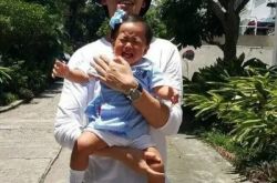 陈伟霆人贩子抱小孩遭调侃 盘点各种明星抱小孩姿势