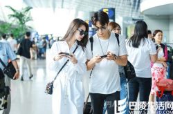 戚薇与李承铉情侣装现身机场 全程低头玩手机