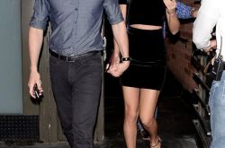 霉霉Taylor Swift和抖森Tom Hiddleston花式虐狗啦！手牵手满脸笑容