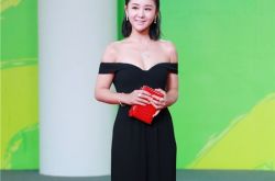 李小萌小露香肩大秀性感,李小萌演技实力大受好评