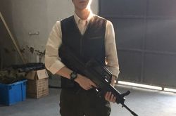 鹿晗拿枪自拍照霸气迷人,傻狍子魅力大粉丝集体犯花痴