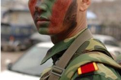 何达演绎出骨子里的“硬”,魅力男神修炼记