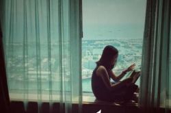 黄磊女儿飘窗看书获赞“文艺女青年”,才貌双全的黄多多气质俱佳