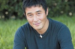 崔民秀救成龙是真的吗,崔民秀痛扁导演