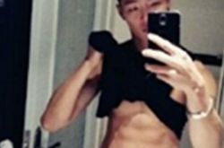 陈泽希大秀腹肌照,陈泽希录制燃烧吧少年