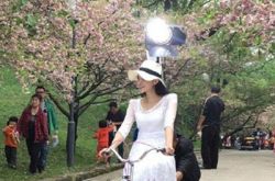 骑着自行车的方彧宛如仙女一般,剧照中方彧宛如仙女下凡