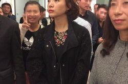 董卿现身国家博物馆引围观,董卿参观博物馆