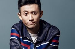 张一山当街亲吻男伴河边撒尿 道歉：性情中人兴奋过头