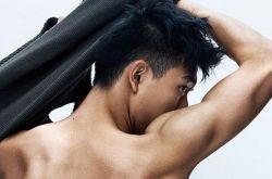 李现裸身秀肌肉好身材魅力无限 呆萌正太变身小胡子肌肉男