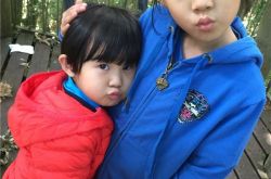 迷你版的贝儿被曝光 娱乐圈的二胎萌娃