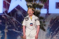 孔雀哥哥滑稽亮相 孔雀哥哥为爱开屏催人泪下