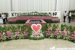 乔任梁父亲致辞泪流满面 放哀乐粉丝泣不成声