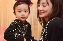 甜馨是金句段子手 李小璐大呼女儿为熊孩子