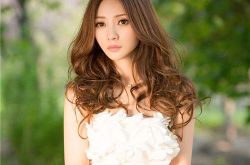 柳岩与神秘男人一起出入小区 柳岩与神秘人约会