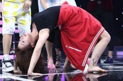 柳岩在综艺节目下腰大秀好身材 柳岩在演艺圈的生活