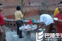 郭德纲和曹云金旧照曝光 十年前同喝一碗粥情同家人