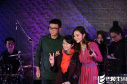 突然就和解！张靓颖冯轲与张妈妈同台合影