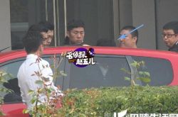 王宝强豪车换成普通车 收工回家背影落寞